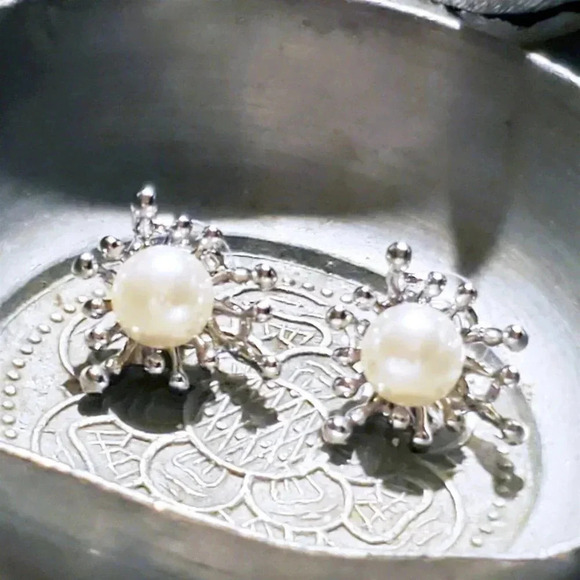 Abstract Art Silver Off White Starburst Glass Pearl Platinum Plate Stud Earrings - Picture 6 of 8